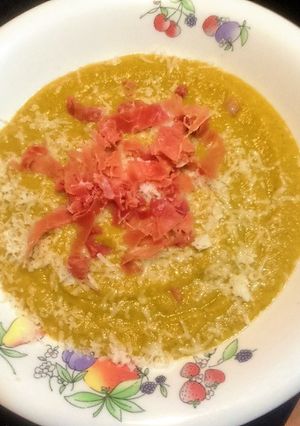 Una foto de Crema de verduras con queso y Jamón