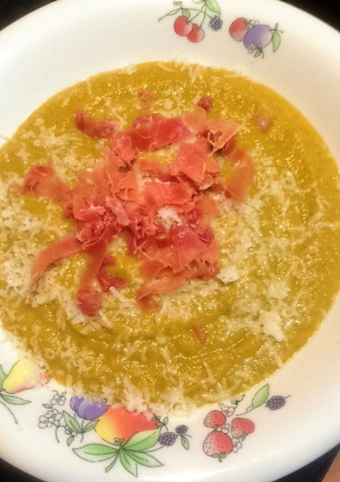 Una foto de Crema de verduras con queso y Jamón