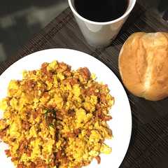 Una foto de Huevos revueltos con salchicha