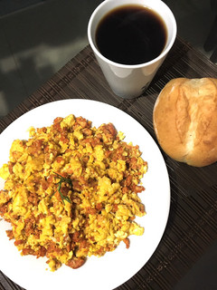 Una foto de Huevos revueltos con salchicha