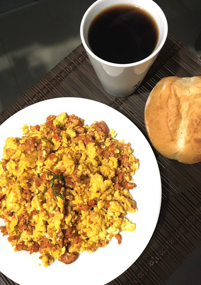 Una foto de Huevos revueltos con salchicha