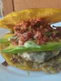 Hambur-arepa con aguacate🥙 cebolla caramelizada y mayomostaza ahumada🫓🍔