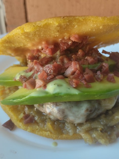 Una foto de Hambur-arepa con aguacate🥙 cebolla caramelizada y mayomostaza ahumada🫓🍔