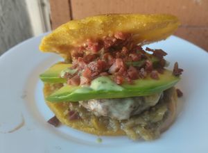 Una foto de Hambur-arepa con aguacate🥙 cebolla caramelizada y mayomostaza ahumada🫓🍔