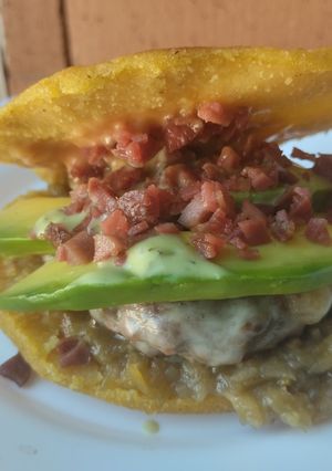 Una foto de Hambur-arepa con aguacate🥙 cebolla caramelizada y mayomostaza ahumada🫓🍔