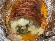 Una foto de rollo de carne relleno con verdura