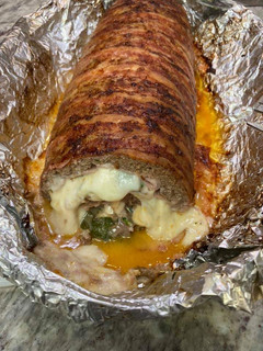 Una foto de Rollo de carne relleno de espinacas y jamón y queso 🌯