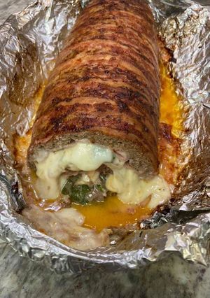 Una foto de Rollo de carne relleno de espinacas y jamón y queso 🌯