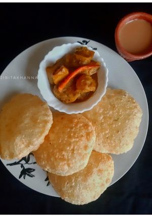 A picture of Hing Kachori (Kolkata style).