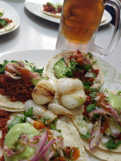 Una foto de Tacos de chorizo estilo callejero