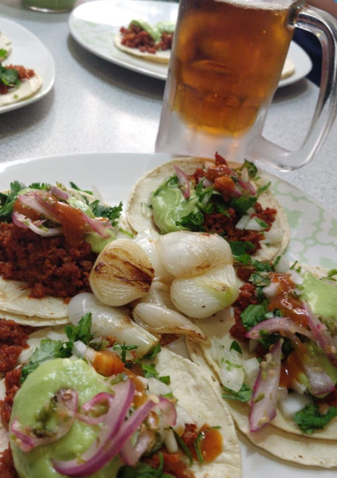 Una foto de Tacos de chorizo estilo callejero