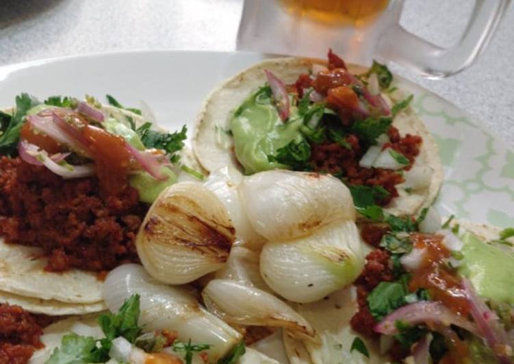 Tacos de chorizo estilo callejero