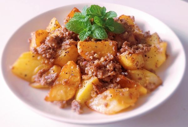 KHOAI TÂY xào thịt bò