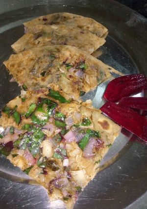 बीट ग्रीन परांठा (Beet green prantha recipe in hindi) रेसिपी मुख्य फोटो