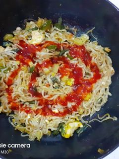 মিক্সড ভেজ এগ ফ্রাইড নুডলস (Mixed veg egg fried noodles recipe in Bengali) রেসিপির প্রধান ছবি