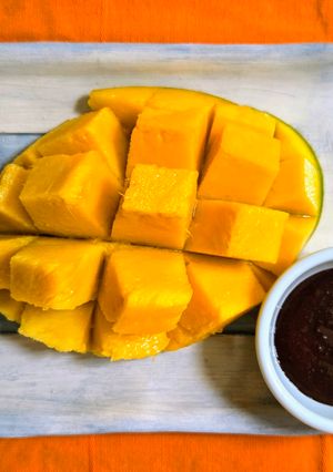 Una foto de Mango fresco con crema de cacao puro y avellanas tostadas🥭Sin azúcares agregados ni edulcorante 🥭