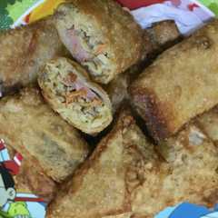 A picture of Lumpia Mie Spesial.