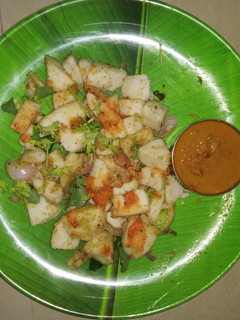 பொரித்த இட்லி காரமணி கிரேவி (Poriththa Idli Karamani Gravy Recipe in Tamil) செய்முறை முக்கிய புகைப்படம்