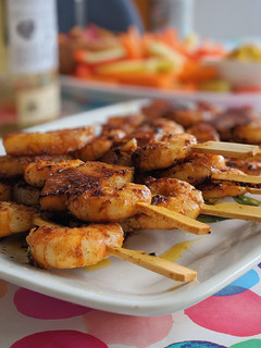 Una foto de Brochetas de gambas cajún con piña