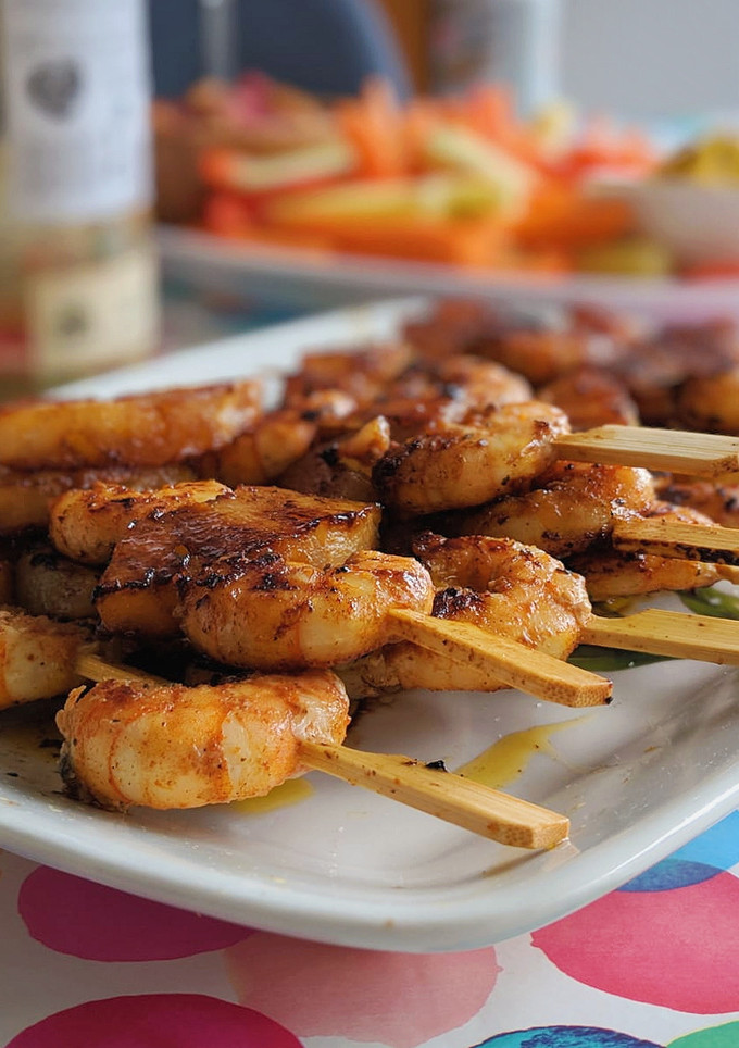 Una foto de Brochetas de gambas cajún con piña