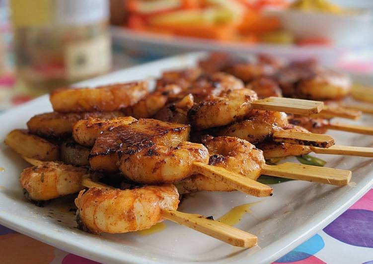 Brochetas de gambas cajún con piña