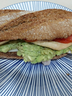Una foto de Baguete de centeno con pollo al estilo saludable🥑🥑
