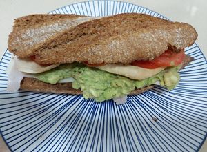 Una foto de Baguete de centeno con pollo al estilo saludable🥑🥑