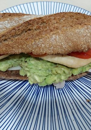 Una foto de Baguete de centeno con pollo al estilo saludable🥑🥑