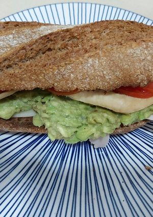 Una foto de Baguete de centeno con pollo al estilo saludable🥑🥑