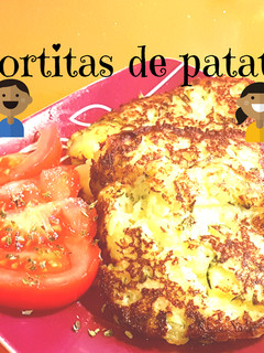 Una foto de Tortitas de patata y calabacín riquísimas para los peques, les encantará 😋