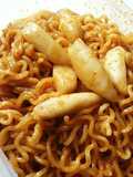 Tteokbokki campur Mie Gaga (Rasa Goreng Jalapeno lvl 5)