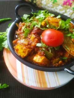 કડાઈ પનીર (Kadai Paneer Recipe In Gujarati) રેસીપી મુખ્ય ફોટો