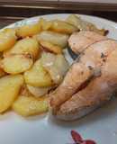 Salmón al horno con patata y cebolla