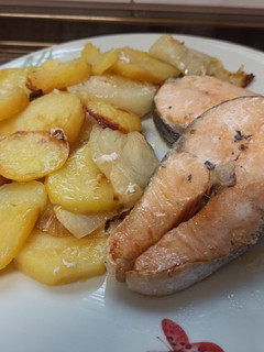 Una foto de Salmón al horno con patata y cebolla