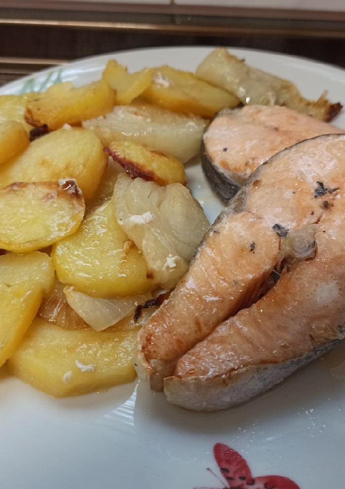 Una foto de Salmón al horno con patata y cebolla