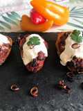 Mini pimientos de colores rellenos de carne a la mexicana y burrata