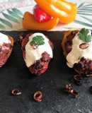Mini pimientos de colores rellenos de carne a la mexicana y burrata