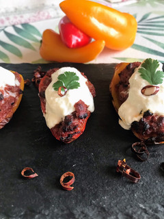 Una foto de Mini pimientos de colores rellenos de carne a la mexicana y burrata