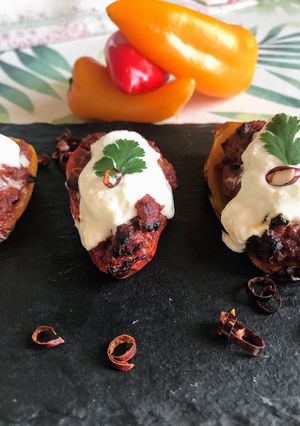 Una foto de Mini pimientos de colores rellenos de carne a la mexicana y burrata