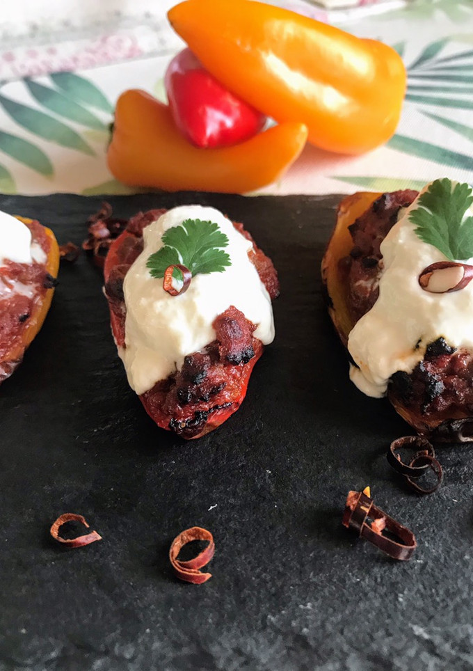 Una foto de Mini pimientos de colores rellenos de carne a la mexicana y burrata