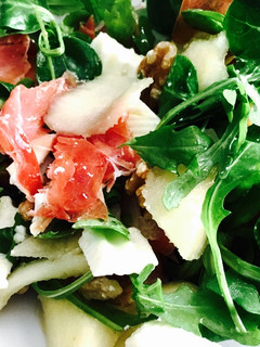 Una foto de Ensalada rúcula, pera, jamón y queso