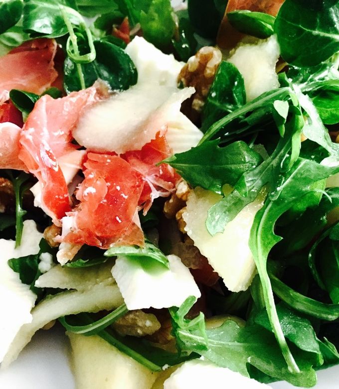 Foto principal de Ensalada rúcula, pera, jamón y queso