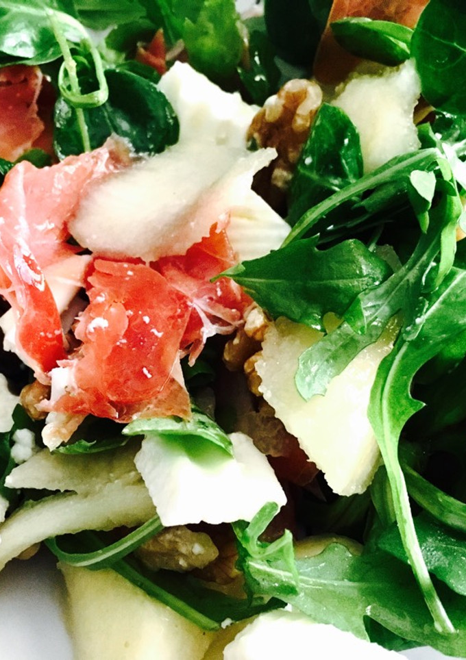 Una foto de Ensalada rúcula, pera, jamón y queso