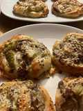Rollos de hojaldre, rellenos de verduras de temporada y jamón ibérico