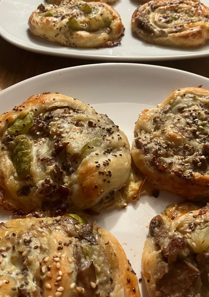 Una foto de Rollos de hojaldre, rellenos de verduras de temporada y jamón ibérico