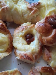 Una foto de Facturas de pastelera y dulce de leche