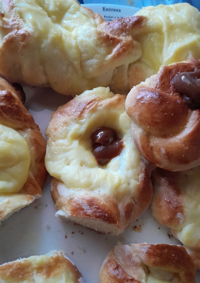 Una foto de Facturas de pastelera y dulce de leche