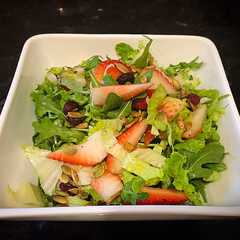 รูปของ Freshly Lettuce Arugula Strawberry Salad