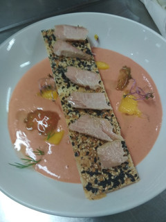 Una foto de Salmorejo de fresas y crujiente con ventresca
