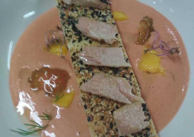 Salmorejo de fresas y crujiente con ventresca
